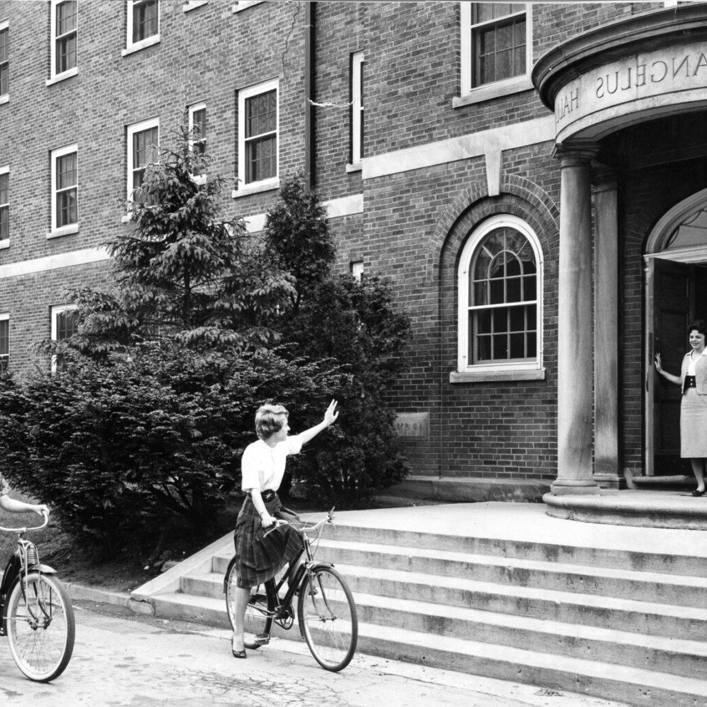 20世纪50年代，学生们在阿尔汉格勒斯大厅外骑自行车，