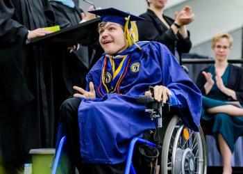斯坦福大学毕业典礼上坐轮椅的学生.